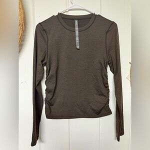 Vuori Women's Long Sleeve Halo Ruched Tee in Dark Java Heather